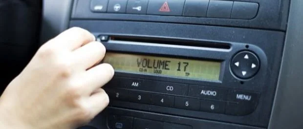A qué volumen se puede llevar la música en el auto 1